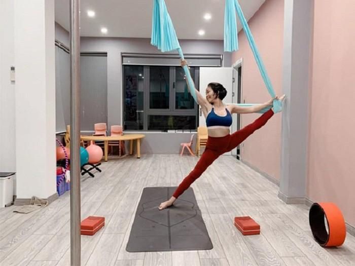 Là người luôn quan tâm đến sức khỏe, Ốc Thanh Vân khó lòng cưỡng lại được sức hút của yoga bay. Đây cũng là chìa khóa giúp bà mẹ ba con giữ được vóc dáng cân đối sau sinh.