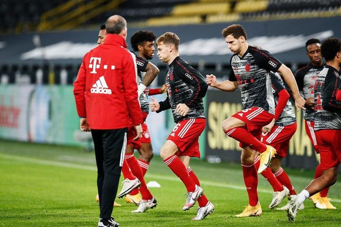Các cầu thủ Bayern khởi động trước trận đấu