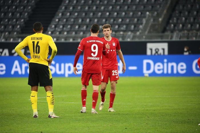 Lewandowski (số 9) ghi bàn nhưng cũng 2 lần mất bàn thắng vì VAR