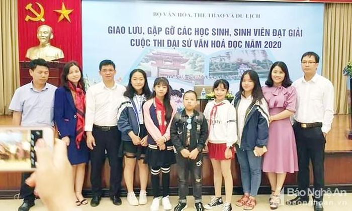 Trần Thảo Nguyên (thứ 3, phải sang) tại buổi giao lưu, gặp gỡ học sinh, sinh viên đạt giải Cuộc thi Đại sứ văn hóa đọc năm 2020. Ảnh: NVCC