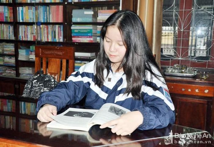 Say mê đọc sách từ nhỏ, Trần Thảo Nguyên đã tìm thấy trong những cuốn sách bao điều kỳ diệu. Ảnh: Công Kiên