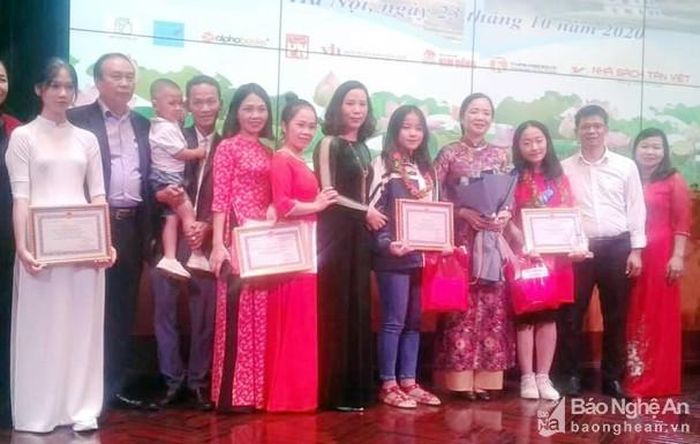 Trần Thảo Nguyên (thứ 5, phải sang) tại buổi lễ trao thưởng đạt giải Cuộc thi Đại sứ văn hóa đọc năm 2020 do Bộ Văn hóa - Thể thao và Du lịch tỏ chức. Ảnh: NVCC