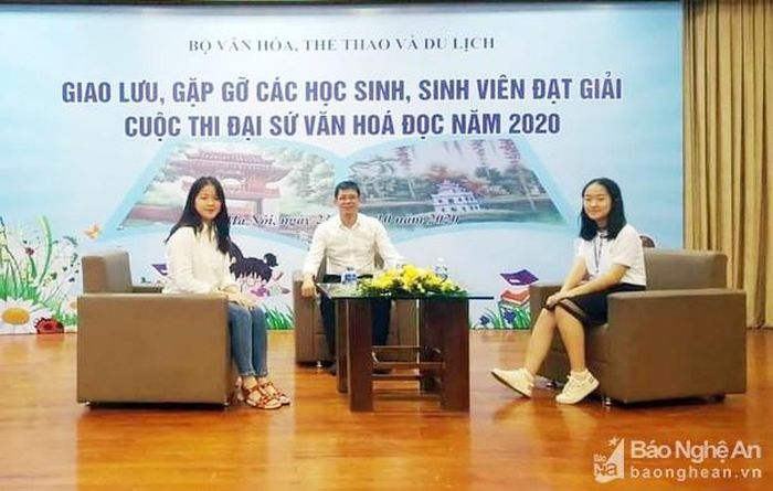 Trần Thảo Nguyên (trái) tham gia giao lưu, chia sẻ về niềm đam mê và khát vọng lan tỏa văn hóa đọc trong giới trẻ. Ảnh: NVCC