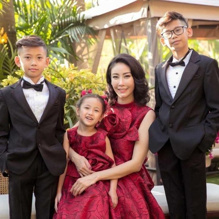 Hà Kiều Anh bên 3 con