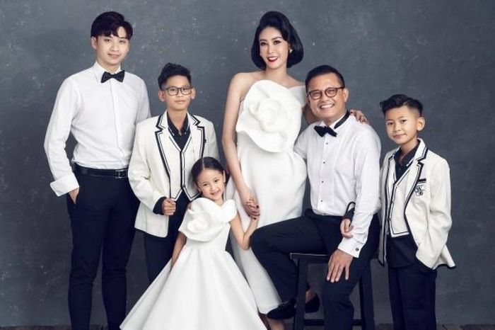Tính cả con riêng của chồng, Hà Kiều Anh hiện đang là bà mẹ 4 con.