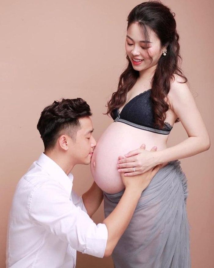 Bầu lần thứ 5 nhưng bụng của Hằng Túi vô cùng mịn màng, không một vết rạn.