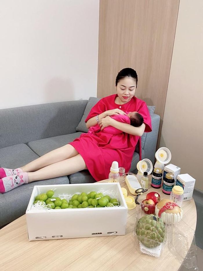 Hằng Túi khỏe mạnh và có thể tự mình chăm sóc con sau sinh.