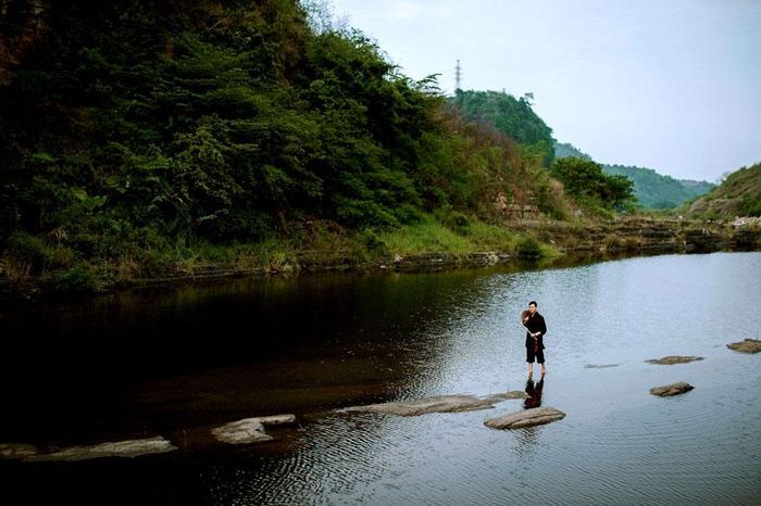 Trên những tảng đá bên suối, nghe gió lộng, nghe tiếng suối chảy róc rách