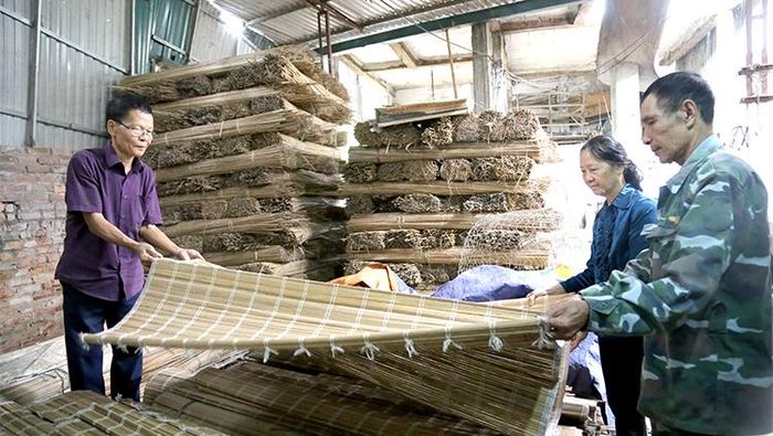 Chiếc mành cọ truyền thống có chất lượng tốt và giá thành phù hợp hơn so với các loại chiếu nhựa trên thị trường nên vẫn được khách hàng tin tưởng lựa chọn.