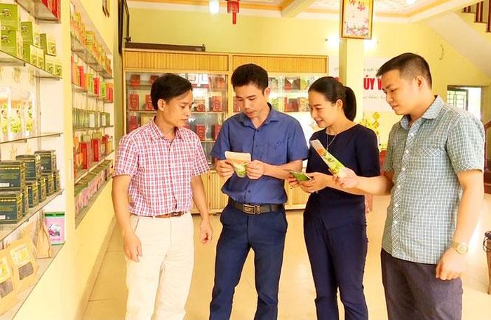 Khách hàng chọn mua sản phẩm tinh bột trà xanh của Công ty TNHH Sản xuất và Chế biến chè Thúy Vân, ở tổ dân phố 3, phường Châu Sơn. Đây là 1 trong 4 sản phẩm đạt chuẩn OCOP trên địa bàn T.P Sông Công.