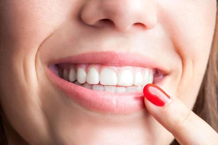 Súc miệng: Thói quen súc miệng vào buổi sáng ngay khi tỉnh dậy giúp bạn hạn chế lượng vi khuẩn, ngăn chặn hôi miệng, bảo vệ răng và nướu. Bạn có thể dùng nước muối hoặc dung dịch hydrogen peroxide pha theo tỷ lệ hướng dẫn để súc miệng.