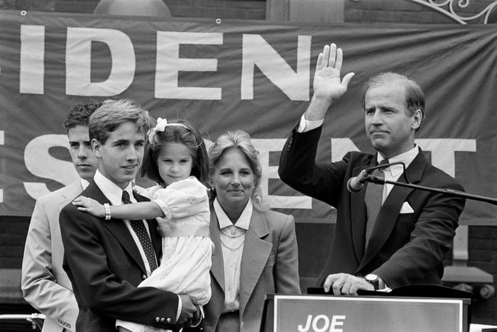  Trước khi trở thành vợ ông Biden, bà Jill từng trải qua cuộc hôn nhân đổ vỡ. Năm 1969, thời điểm năm cuối trung học, bà Jill bắt đầu hẹn hò với Bill Stevenson, một cầu thủ bóng bầu dục trong trường. Một năm sau đó, hai người vào cùng đại học, tổ chức đám cưới song nhanh chóng ly hôn. Sau đó, bà quyết định nghỉ học 1 năm để ổn định tinh thần. Ảnh: Getty. 