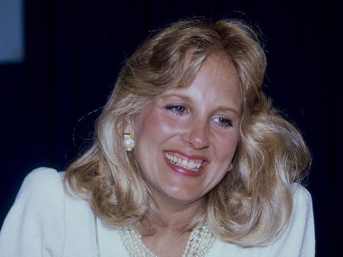  Thời thơ ấu, bà Jill Biden lớn lên cùng 4 em gái khác tại vùng Willow Grove (bang Pennsylvania, Mỹ). Từ bé, bà đã có thành tích học tập tốt. Sau này, bà đạt học vị thạc sĩ tại Đại học Villanova, Đại học West Chester chuyên ngành tiếng Anh và sau đó lấy bằng tiến sĩ giáo dục của Đại học Delaware. Bà từng có thời gian theo học ngành kinh doanh thời trang tại một trường cao đẳng ở Pennsylvania nhưng bỏ dở giữa chừng vì cảm thấy không phù hợp. Ảnh: BI. 