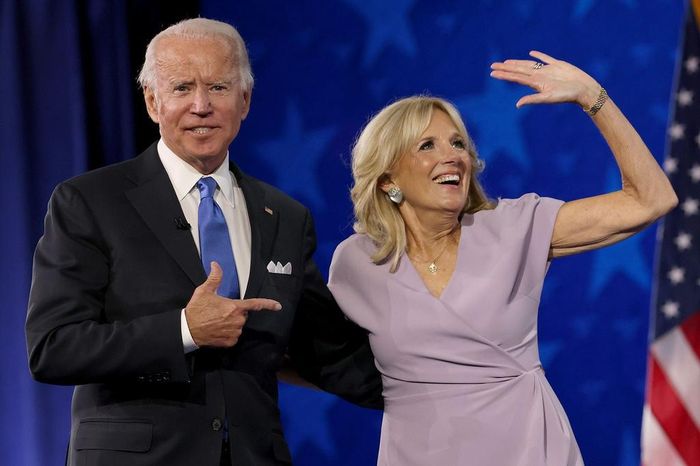  Hai người kết hôn năm 1977, 5 năm sau khi người vợ đầu và con gái của ông Joe Biden qua đời trong một tai nạn xe hơi. Theo truyền thông Mỹ, phải đến lần thứ 5 cầu hôn, ông Joe Biden mới nhận được cái gật đầu đồng ý từ bà Jill. Bà Jill được coi là người đã giúp chồng xoa dịu đi mất mát, ký ức đau buồn từ bi kịch của người vợ quá cố. Bà giúp ông nuôi dạy hai con trai riêng của chồng là Beau và Hunter, trước khi hạ sinh cô con gái chung Ashley vào năm 1981. Ảnh: Getty. 