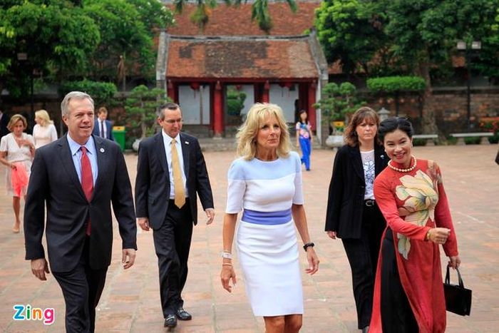  Tháng 7/2015, bà từng có chuyến thăm Việt Nam dưới cương vị phu nhân phó tổng thống. Trong chuyến công du châu Á năm đó, bà tới tới Hàn Quốc, Việt Nam và Lào nhằm kêu gọi các đối tác chính phủ và xã hội tham gia những vấn đề liên quan đến tăng cường các cơ hội giáo dục và kinh tế cho phụ nữ. Ảnh: Tuấn Mark. 