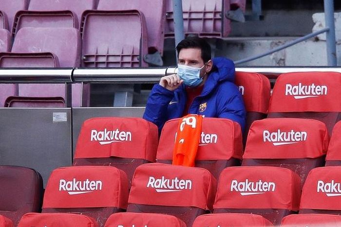 HLV Ronald Koeman gây bất ngờ khi xếp Lionel Messi dự bị ở trận này. Dù vậy, như tuyên bố từ HLV Koeman, ông muốn Messi luôn sẵn sàng thể lực cho chặng đường dài. Thế nên, đây là sự điều chỉnh để Koeman giữ sức cho đội trưởng.