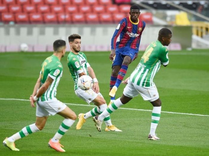 Ousmane Dembele - Antoine Griezmann - Ansu Fati là bộ ba tấn công của Barca ở trận này. Phút 22, Dembele giúp Barca vượt lên. Trong khu vực 16,5 m của Betis, Dembele ngoặt bóng bằng chân phải, sau đó dứt điểm hiểm hóc bằng chân trái.