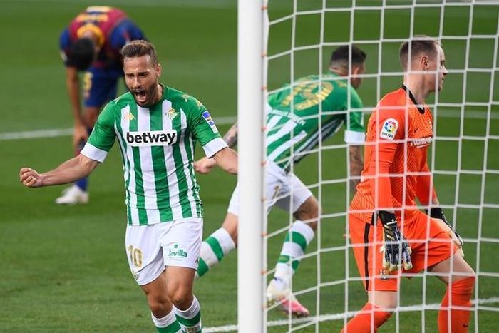 Đến phút 40+2, Betis bất ngờ gỡ hòa bằng bàn thắng của Antonio Sanabria. Trước đó, Griezmann sút hỏng quả penalty của Barca.
