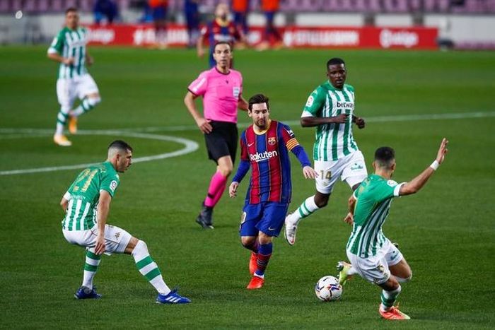 Sau giờ nghỉ giữa trận, HLV Koeman tung Messi vào sân. Sự xuất hiện của Messi giúp lối chơi Barca chuyển biến. Đội chủ nhà tấn công sắc nét hơn và tạo thế trận tưng bừng ở 45 phút còn lại.