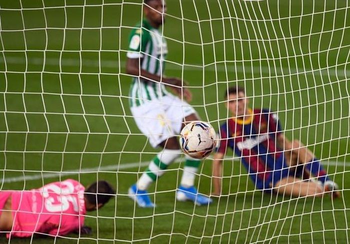 Barca giành chiến thắng chung cuộc 5-2 trước Betis. Pedri là cầu thủ ghi bàn quyết định cho Barca. Trên bảng xếp hạng La Liga, Barca có 11 điểm sau 7 trận. Thầy trò HLV Koeman vươn lên xếp thứ 8, kém đội đầu bảng là Real Sociedad 6 điểm.