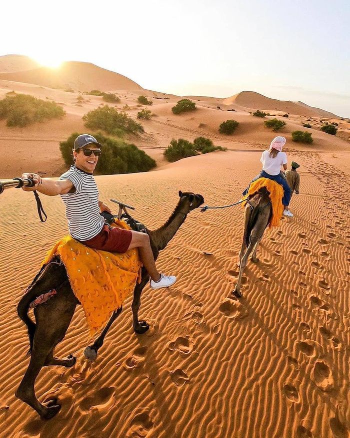 Cưỡi lạc đà cũng là cách hay để khám phá những vùng đất xung quanh thị trấn Merzouga. Hai điểm du lịch hấp dẫn là Taouz (cách Merzouga 20 km) hoặc Rissani (cách Merzouga 35 km). Kem chống nắng, giày thể thao và máy chụp hình là một vài thứ cần thiết để bạn vi vu ở xứ sở đầy nắng này. Ảnh: Inmerzouga.