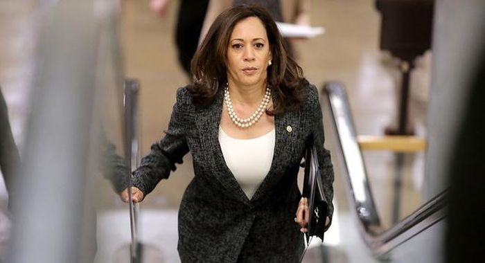 “Mẹ ruột của Cole và Ella là một người phụ nữ tuyệt vời. Kerstin và tôi nhanh chóng trở thành bạn thân. Chúng tôi cùng nhau đến cổ vũ con gái Ella tại giải bơi lội và các trận đấu bóng rổ. Nhiều lúc, con bé đến xấu hổ vì hai người mẹ này”, Harris nói với Elle.