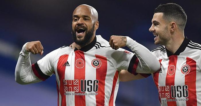 McGoldrick (trái) hạ gục Mendy