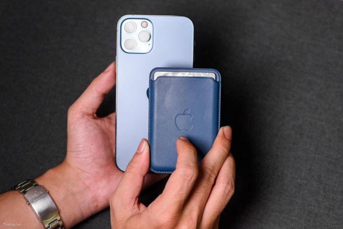 Thiết kế của nam châm, đủ mạnh để ví nằm cố định trên mặt lưng của iPhone.