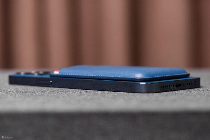 Người dùng này đánh giá chiếc ví này khi gắn kèm iPhone cho vào túi quần không quá cộm nhưng sẽ bị xê dịch khi kéo điện thoại ra khỏi túi.