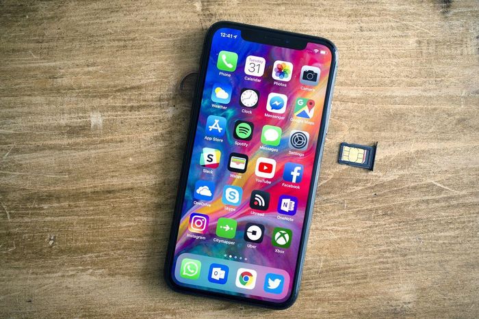 Xem lại nguyên nhân từ SIM. Việc kết nối 4G bị yếu có thể là do hệ thống chưa nâng cấp thông tin sau khi người dùng mới thực hiện một số thay đổi cài đặt liên quan đến gói cước. Thao tác được khuyến khích lúc này là tắt nguồn thiết bị, tháo lắp lại SIM ở trong khay và thử khởi động lại máy.