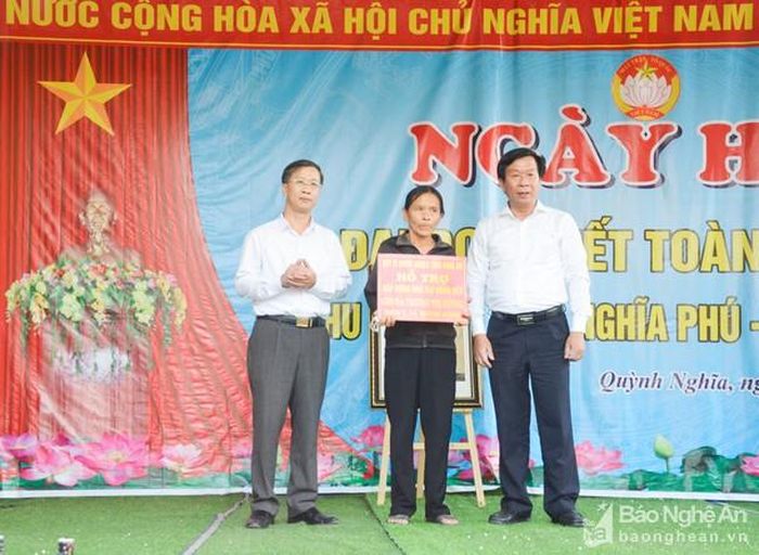 Trao tiền xây dựng Nhà Đại đoàn kết cho hộ Trương Thị Hường ở thôn Nghĩa Phú. Ảnh: Thanh Lê