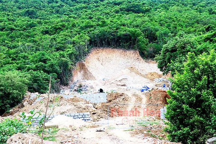  Núi Cô Tiên bị một đối tượng đào xới rộng khoảng 1.000m2 để làm móng, xây nhà. 
