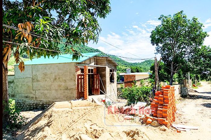 Một ngôi nhà đang được xây dựng trên đất rừng. 