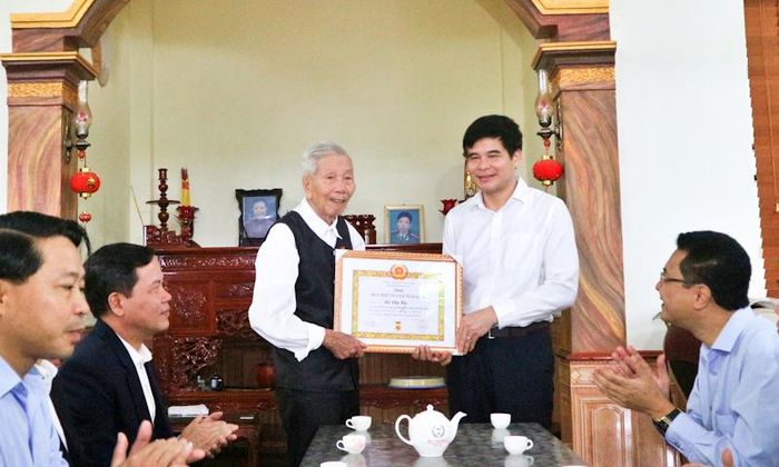 Đồng chí Dương Hoàng Hương - Ủy viên BTV Tỉnh ủy, Phó Chủ tịch Thường trực HĐND tỉnh trao tặng Huy hiệu 70 năm tuổi Đảng cho đảng viên Đỗ Văn Bẩy