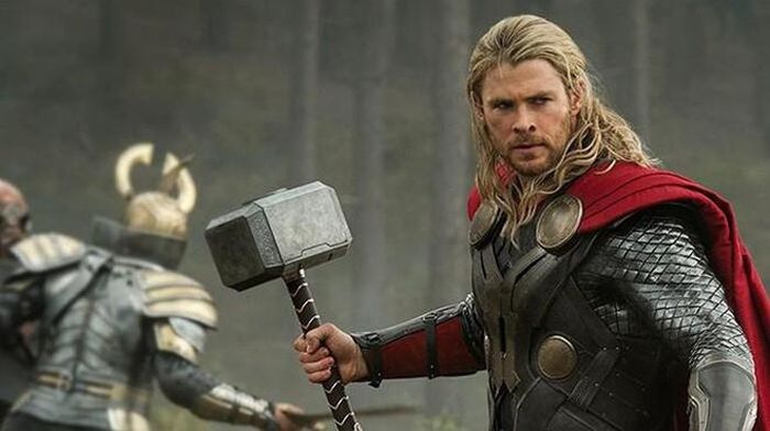  Trong phim The Avengers, Chris Hemsworth phải sử dụng tóc giả. Tuy nhiên, sang đến phần Thor: The Dark World, nam diễn viên bắt đầu nuôi tóc để đảm bảo nhân vật trông thật nhất có thể. Ngôi sao 37 tuổi cũng nhuộm râu và lông mày trong lúc hóa thân thành Thor. 