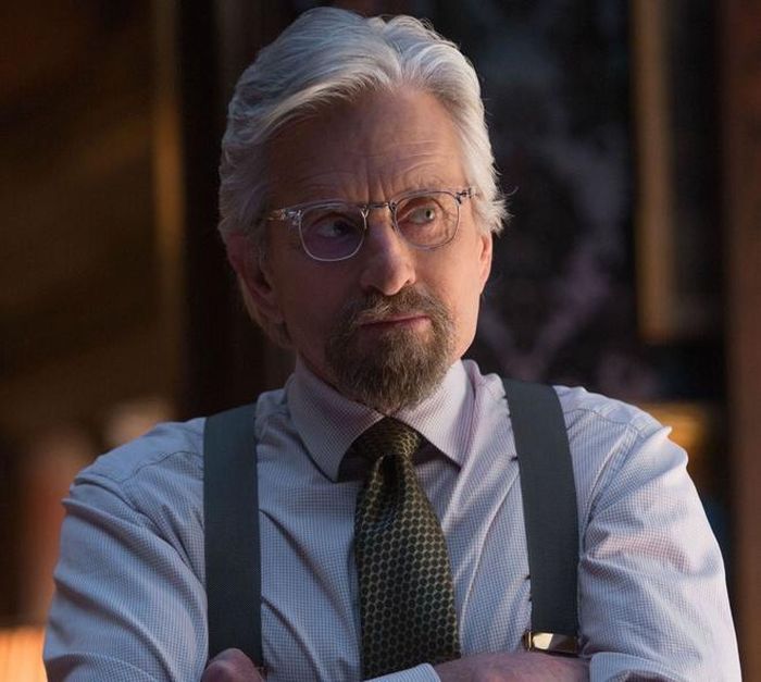  Để đảm nhận vai tiến sĩ Henry trong bom tấn Người Kiến, tài tử Michael Douglas đã đánh bại nhiều tên nổi tiếng, hợp với độ tuổi nhân vật hơn như Sean Penn, Pierce Brosnan, Gary Oldman... Khi tham gia phim, nam diễn viên đã bước sang tuổi 70. Đội ngũ sản xuất đã ứng dụng công nghệ trang điểm, sự phát triển của máy tính để giúp ông trông như 50 tuổi. Ảnh: Walt Disney. 