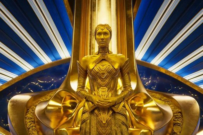  Nữ diễn viên Elizabeth Debicki có màn biến đổi hình thể đáng kinh ngạc trong bộ phim Vệ binh dải ngân hà 2. Chiều cao của nhân vật Ayesha lên đến 2,4 m. Thực tế ngoài đời ngôi sao người Australia có chiều cao 1,90 m. Khi lên phim, cô chỉ cần mang giày cao gót khoảng 10 cm để có hình thể vượt trội.