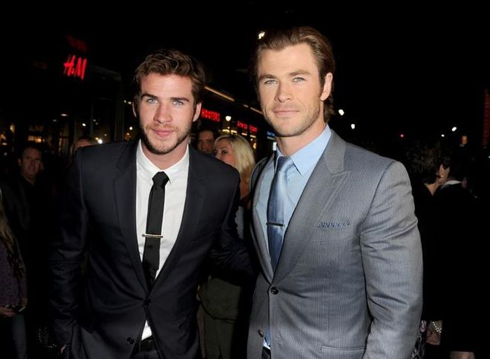  Marvel từng phân vân giao vai diễn Thor cho một trong hai anh em nhà Hemsworth. Cuối cùng, Chris đã "đánh bại" em trai và cho ra đời vai diễn mang tính biểu tượng. Trong một cuộc phỏng vấn, sao phim Extraction hài hước nói: "Anh em chúng tôi từ Australia sang Hollywood lập nghiệp. Cuối cùng chúng tôi chiến đấu với nhau và tôi giành chiến thắng".