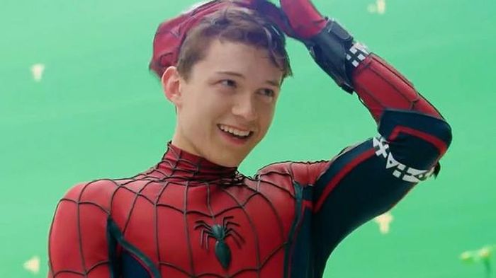  Zimbio cho biết Tom Holland bị "cấm" đọc kịch bản của Avengers: Infinity War sau khi Nhện Nhí tiết lộ quá nhiều bí mật, tình tiết trong bộ phim Spider-Man: Homecoming. Ngày 26/10, trong buổi livestream với người hâm mộ, ngôi sao 24 tuổi thông báo đã đến Atlanta, Mỹ ghi hình Spider-Man 3. Nam diễn viên nói anh không dám tiết lộ thêm kịch bản vì sự cố trong quá khứ. "Tôi sẽ không nói gì đâu. Tôi nhận được bài học rồi. Tôi sẽ đọc kịch bản ngay bây giờ. Hẹn gặp các bạn sớm", sao nam nói trong video.