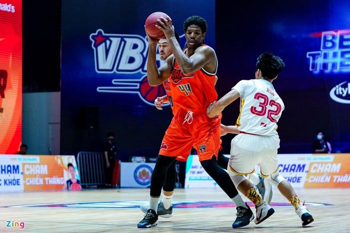 Ở VBA mùa 2020, Williams hiện chỉ kém chiều cao so với Leon Hampton (2,13 m) của Cantho Catfish và ngang với Mike Bell (2,06 m) của Hanoi Buffaloes.