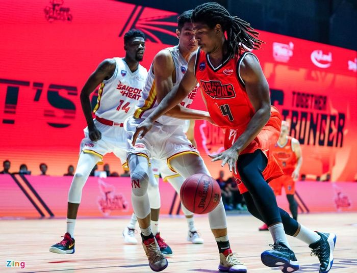 Tuy vậy, giới chuyên môn đánh giá sự xuất hiện của Williamson khiến lối chơi của Dragons trở nên mất cân đối. Nguyễn Văn Hùng và Chris Dierker đều là những cầu thủ chơi gần rổ. Việc có thêm cầu thủ chơi gần rổ như Williamson khiến hệ thống tấn công của Dragons mất cân bằng.