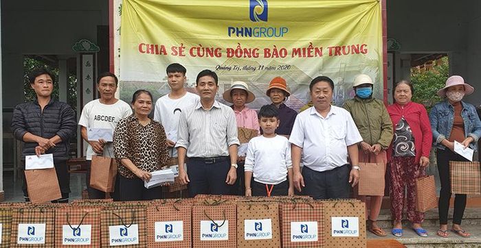 PHN Group trao quà cho bà con thôn Vĩnh Lại, xã Triệu Phước. 