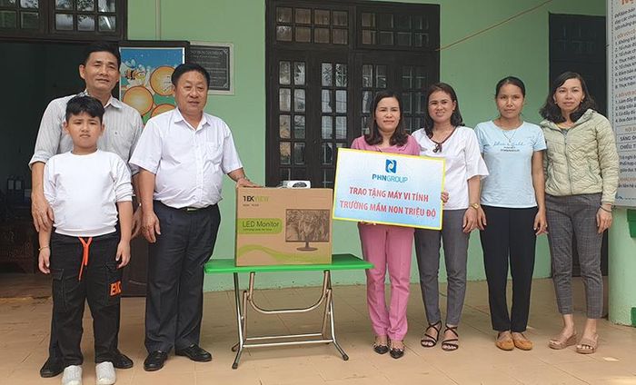 PHN Group trao tặng bộ máy tính cho trường Mầm non xã Triệu Độ.