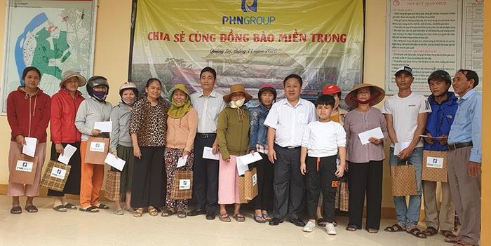 PHN Group tặng quà cho bà con xã Triệu Độ.