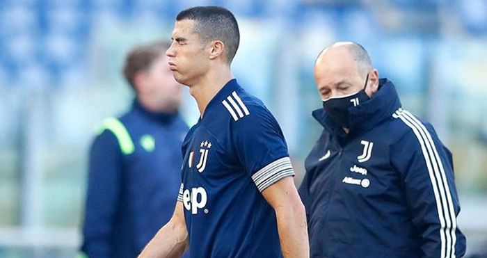 Phút 77, Ronaldo rời sân vì bị đau