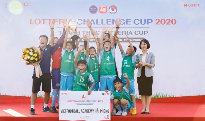 Vietfootball Academy vỡ òa trong niềm vui chiến thắng. Bà Nguyễn Thị Thu, Trưởng chi nhánh Lotteria miền Bắc trao cúp cho nhà vô địch.