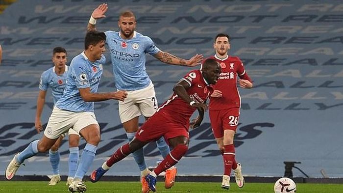 Walker phạm lỗi với Mane, dẫn tới quả 11m cho Liverpool trong trận gặp Man City