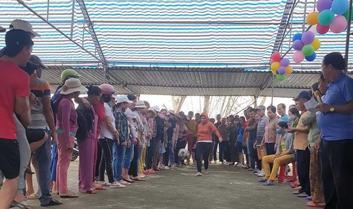 Người dân thôn 5 (xã Hòa Khương, H. Hòa Vang) phấn khởi tham gia các trò chơi trong Ngày hội Đại đoàn kết toàn dân tộc.