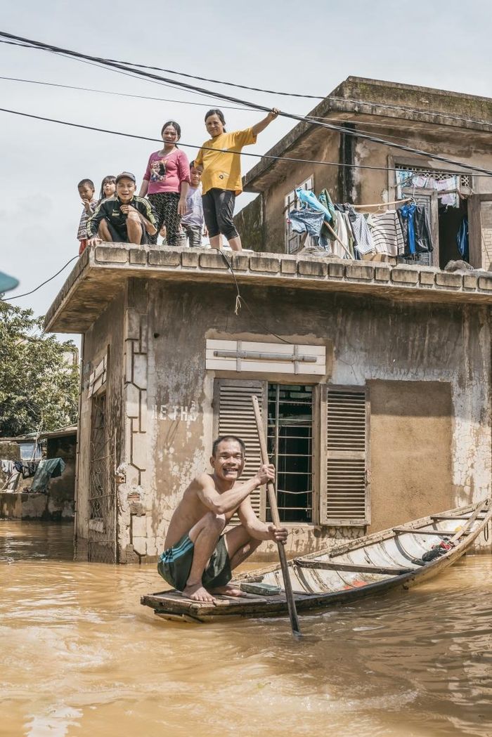 Di chuyển hỗ trợ nhau trong mùa lũ của người dân vùng lũ