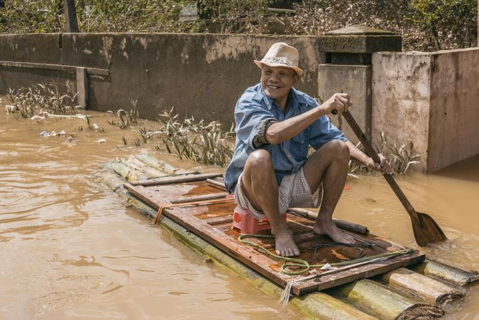 Bè chuối, được người dân dùng làm phương tiện đi lại trong lũ